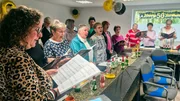Der Chor singt wieder im Dorf. Im renovierten Dorfgemeinschaftshaus Der Chor singt wieder im Dorf. Im renovierten Dorfgemeinschaftshaus