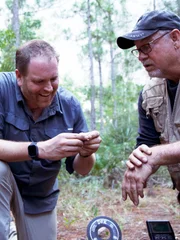 L-R: Josh Gates und Steve Carr finden einige alte M&uuml;nzen an einem geheimen Ort in Fruta.
