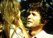 Charles (Michael Landon, r.) hat endlich seine verschwundene Tochter Laura (Melissa Gilbert, l.) wiedergefunden. Charles (Michael Landon, r.) hat endlich seine verschwundene Tochter Laura (Melissa Gilbert, l.) wiedergefunden.