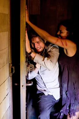 Im Visier eines gigantischen Monsters und seiner t&ouml;dlichen Ableger: Lily (Jessica Lucas, r.) und Rob (Michael Stahl-David, l.) ...