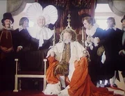 Der vertrottelte K&ouml;nig und Prinzessinenvater (Lubor Tokos) mit seinen Vasallen. Er ist im Konflikt mit den gro&szlig;en M&auml;chten.