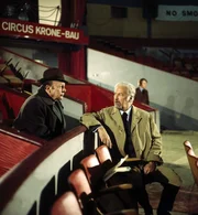 Dr. Hochst&auml;tter (Curd J&uuml;rgens, r.) ist mit seinem Latein am Ende: All seine psychologischen Kenntnisse haben ihm nicht weitergeholfen. Nun liegt es an den &Uuml;berredungsk&uuml;nsten des Kommissars (Erik Ode, l.), ob er noch einen letzten Versuch machen wird, um den geheimnisvollen M&ouml;rder zu entlarven.