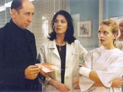 Die Ärzte der Sachsenklinik (Andrea Kathrin Loewig, Thomas Koch, Thomas Rühmann, Cheryl Shepard, v.l.n.r.) gehen optimistisch an die plastische Operation der Patientin Nina Schütz (Gunda Ebert) heran.