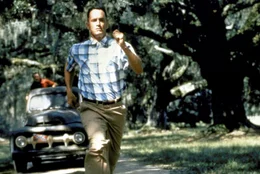 "Lauf, Forrest, lauf! Vergiss deine Schienen und lauf!" Dieser Rat von Jenny ver&auml;ndert Forrests (Tom Hanks, vorne) Leben von Grund auf ...