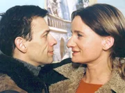 MDR Fernsehen IN ALLER FREUNDSCHAFT FOLGE 182, "Email f&uuml;r dich", am Donnerstag (15.11.12) um 11:40 Uhr. Im Bangen w&auml;hrend der OP ihrer Tochter Niki Berger finden Hella (Sabine Falkenberg) und ihr Mann Hannes (Thomas P&ouml;tzsch) wieder zueinander.