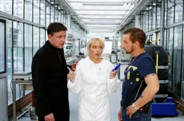 Katrins (Anica Dobra, M.) Welt ger&auml;t aus den Fugen. Nachdem Frank (Richy M&uuml;ller, r.) den halben Garten unter Wasser gesetzt hat, hofft er auf ihre Hilfe. Zur Not holt er sie direkt vom Arbeitsplatz nach Hause. Doch da ist auch noch ihr Verlobter und Arbeitskollege Thorsten (Christian Maria Goebel, l.), der eine Erkl&auml;rung verlangt ...
