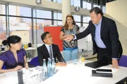 Ausgerechnet im ungünstigsten Augenblick hat Richard (Robert Jarczyk, r.) einen Aussetzer. (v.l.n.r.) Dolmetscherin (Young- Shim Kim), Wang Li Tau (Fang Yu) und Natascha (Franziska Matthus) ... Ausgerechnet im ungünstigsten Augenblick hat Richard (Robert Jarczyk, r.) einen Aussetzer. (v.l.n.r.) Dolmetscherin (Young- Shim Kim), Wang Li Tau (Fang Yu) und Natascha (Franziska Matthus) ...