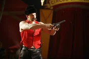 Als verdeckter Ermittler in einem Zirkus läuft Booth (David Boreanaz) zur Hochform auf und wirft Messer - auf Brennan...