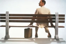 Auf einer Bank, an einer Bushaltestelle, irgendwo im S&uuml;den der USA: Hier sitzt Forrest Gump (Tom Hanks). Jedem, der sich ein paar Minuten zu ihm setzt, erz&auml;hlt er einen Teil seiner unglaublichen Lebensgeschichte ...