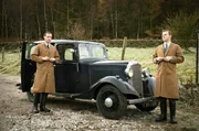 James Herriot (Nicholas Ralph, l) und Tristan Farnon (Callum Woodhouse) unterwegs zum nächsten Patienten.