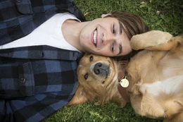 L-R: Ethan (K.J. Apa) und Bailey / Ellie / Tino / Buddy (Josh Gad voice)