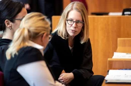 Als die K&ouml;lner Staatsanw&auml;ltin Anne Brorhilker (r) den ersten Fall auf den Schreibtisch bekommt, ahnt sie nicht, dass es sich um den gr&ouml;&szlig;ten Steuerraub der deutschen Geschichte handelt: CumEx. Die Doku zeigt erstmals die Gesichter hinter der Aufarbeitung des gr&ouml;&szlig;ten Steuerskandals der Bundesgeschichte. (Archivfoto 2019: Oberstaatsanw&auml;ltin Anne Brorhilker (r) sitzt vor dem Bonner Landgericht auf dem Platz des Ankl&auml;gers)
