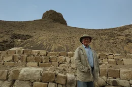 In der kargen W&uuml;ste Nord-&Auml;gyptens entdeckte ein Forschungsteam eine Pyramide mit einer versiegelten Grabkammer. Wenn Arch&auml;ologen sie &ouml;ffnen, kommt ein antiker Tatort zum Vorschein.