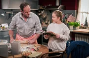 Bernd (Martin Wangler) springt für Kati beim "Omatag" ein. Der Tag mit Carlotta (Mila Breiter) wird für den Gestütsbesitzer eine echte Herausforderung. Bernd (Martin Wangler) springt für Kati beim "Omatag" ein. Der Tag mit Carlotta (Mila Breiter) wird für den Gestütsbesitzer eine echte Herausforderung.