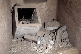 In der kargen W&uuml;ste Nord-&Auml;gyptens entdeckte ein Forschungsteam eine Pyramide mit einer versiegelten Grabkammer. Wenn Arch&auml;ologen sie &ouml;ffnen, kommt ein antiker Tatort zum Vorschein.