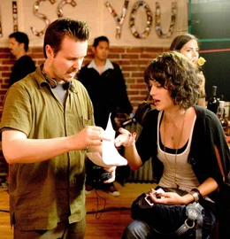 Matt Reeves, l. gibt Lizzy Caplan, r. Regieanweisungen ...