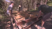 L-R: Matt, Cayden und Justin bauen ein Ger&uuml;st im Wald.