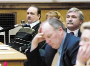 Nathaniel Bar-Jonah (l.) h&ouml;rt dem Schlusspl&auml;doyer seines Verteidigers zu.