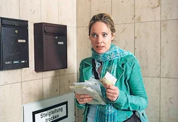 Double Trouble (AT) Es klappt! Wieder hat Therese (Ann-Kathrin Kramer) aus ihrem falschen Briefkasten etliche Scheine "Fahrgeld" gefischt. Foto: Sat.1/Astrid Wirth Bin ich jetzt eine richtige Betr&uuml;gerin? Mit schlechtem Gewissen nimmt Therese (Ann-Kathrin Kramer) alias "Anne Wupper" das erste erschwindelte Geld aus dem Briefkasten...