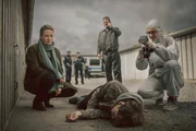 Dr. Theresa Wolff (Nina Gummich, l.), Bruno Lewandowski (Aurel Manthei, M.) und die Spurensicherung (Komparsin, r.) verschaffen sich einen Eindruck von dem Tatort und der Leiche (Philip Günsch, liegend).