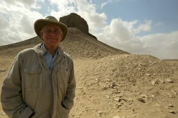 In der kargen W&uuml;ste Nord-&Auml;gyptens entdeckte ein Forschungsteam eine Pyramide mit einer versiegelten Grabkammer. Wenn Arch&auml;ologen sie &ouml;ffnen, kommt ein antiker Tatort zum Vorschein.