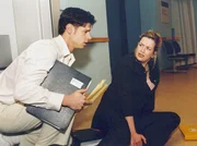MDR Fernsehen IN ALLER FREUNDSCHAFT FOLGE 181, "Spurensuche". Vladi (Stephen Dürr) bietet der gestürzten Verwaltungschefin Marquardt (Alexa Maria Surholt) seine Hilfe an. MDR Fernsehen IN ALLER FREUNDSCHAFT FOLGE 181, "Spurensuche". Vladi (Stephen Dürr) bietet der gestürzten Verwaltungschefin Marquardt (Alexa Maria Surholt) seine Hilfe an.