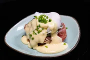 Die beiden Sterneköche Björn Freitag und Alexander Herrmann bereiten Eggs Benedict bzw. "Eggs Björn" bei "Einfach & köstlich" zu.
