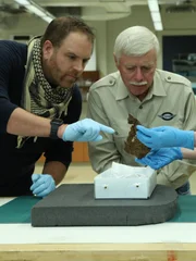 L-R: Josh Gates und Rick Gillespi untersuchen ein Artefakt, das vom Wei&szlig;en Vogel stammen k&ouml;nnte.