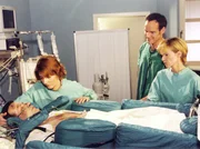Pias (Hendrikje Fitz, 2.v.l.), Achims (Johannes Steck, 2.v.r.) und Kathrins (Andrea Katrin Loewig, rechts) ganze Aufmerksamkeit und Fürsorge gilt der Genesung von Roland (Thomas Rühmann, links), der nach langem komatösen Zustand wieder bei Bewußtsein ist.