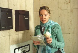 Bin ich jetzt eine richtige Betr&uuml;gerin? Mit schlechtem Gewissen nimmt Therese (Ann-Kathrin Kramer) alias "Anne Wupper" das erste erschwindelte Geld aus dem Briefkasten...; Bin ich jetzt eine richtige Betr&uuml;gerin? Mit schlechtem Gewissen nimmt Therese (Ann-Kathrin Kramer) alias "Anne Wupper" das erste erschwindelte Geld aus dem Briefkasten...