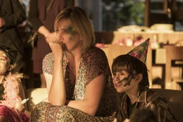 Super-Mom mit Verschleisserscheinungen: Marlo (Charlize Theron, l.); Jonah (Asher Miles Fallica, r.)
