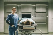 Dr. Theresa Wolff (Nina Gummich, l.) spricht mit dem toten Finn Behrend (Philip Günsch, r.) und stellt ihm die noch offenen Fragen in diesem Fall.