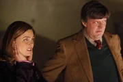 Brennan (Emily Deschanel) und Dr. Wyatt (Stephen Fry) versuchen ein Opfer aus der Heavy Metal-Szene zu identifizieren.