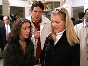 Der Liebesbote Cupido (Michael Reilly Burke, M.) hat seine besonderen F&auml;higkeiten verloren. Nun springt Phoebe (Alyssa Milano, l.) f&uuml;r ihn ein und versucht, Cindy (Tiffany Salerno, r.) von ihrer Liebe zu Max zu &uuml;berzeugen.