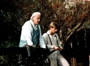 John-Boy (Richard Thomas, r.) erklärt seinem Großvater (Will Geer, l.), womit er sein neues Geschwisterchen willkommen heißen möchte.