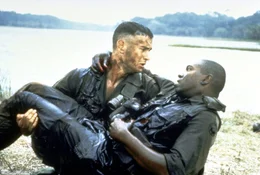 Im Vietnamkrieg freundet sich Forrest (Tom Hanks, l.) mit dem farbigen Bubba (Mykelti Williamson, r.) an ...