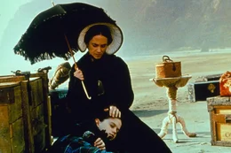 Die stumme Ada (Holly Hunter) ist mit ihrer kleinen Tochter Fliora (Anna Paquin) von Schottland nach Neuseeland gekommen. Als ihr Br&auml;utigam sie dort abholt, muss sie ihr geliebtes Piano am Strand zur&uuml;cklassen.