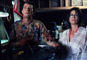 Hal (Bryan Cranston, l.) und Lois (Jane Kaczmarek, r.) betrachten ergriffen Hals Gemälde. Hal (Bryan Cranston, l.) und Lois (Jane Kaczmarek, r.) betrachten ergriffen Hals Gemälde.