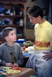 Reese (Justin Berfield, r.) erkl&auml;rt Dewey (Erik Per Sullivan, l.), wie Gem&uuml;se fachgerecht geschnitten wird.