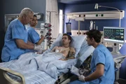 Dr. Loosen (Robert Giggenbach, l.), Dr. Sherbaz (Sanam Afrashteh, 2.v.l.) und Ben Ahlbeck (Philipp Danne, r.) nehmen die Nachuntersuchung vor. Doch auch nach der Herzpunktion geht es Robert Strecker (Nico Rogner, 2.v.r.) nicht besser. Er liegt im Sterben.