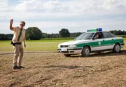 Hubert (Christian Tramitz, l.) koordiniert die Abschleppaktion, während Staller (Helmfried von Lüttichau, r.) den Streifenwagen lenkt. Hubert (Christian Tramitz, l.) koordiniert die Abschleppaktion, während Staller (Helmfried von Lüttichau, r.) den Streifenwagen lenkt.