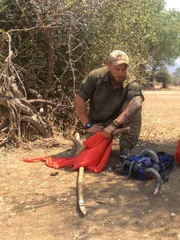 Grady Powell macht Flaggen. Grady Powell macht Flaggen.