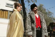 Brennan (Emily Deschanel, li.) und Booth (David Boreanaz) schleusen sich als verdeckte Ermittler in der Rolle der Messerwerfartisten Buck und Wanda in den Zirkus ein, aus dem die Zwillinge verschwanden. Werden sie so an Informationen kommen?