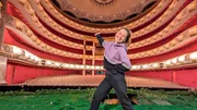 In der Bayerischen Staatsoper München findet Checkerin Marina heraus, was in der Oper hinter der Bühne passiert.