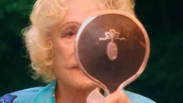 Leni Riefenstahl kontrolliert ihr Aussehen f&uuml;r die Aufzeichnung zur dreiteiligen Dokumentation &bdquo;Speer und er&ldquo; von Regisseur Heinrich Breloer (1999).