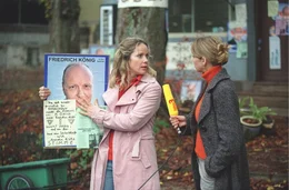 Um ihr B&uuml;dchen zu retten, wendet sich Tres-chen (Ann-Kathrin Kramer, l.) an die &Ouml;ffentlichkeit. In einem Fernsehinterview mit der Reporterin (Heike Humann, r.) prangert sie die dubiosen Gesch&auml;ftspraktiken des Bauspekulanten K&ouml;nig an.