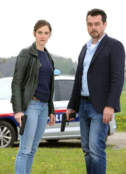 F&uuml;r den Grazer Chefermittler Sascha Bergmann (Hary Prinz) und seine Partnerin Sandra Mohr (Miriam Stein) artet ein Routinefall im beschaulichen Oststeirischen H&uuml;gelland v&ouml;llig unerwartet in Arbeit aus: Was zun&auml;chst wie der Freitod eines Betrunkenen aussieht, entpuppt sich als schlecht getarnter Mord!