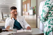 Dr. Ilay Demir (Tan Caglar) macht sich Sorgen um seine Chefin und Freundin Prof. Maria Weber.