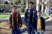 Malcolm (Frankie Muniz, l.), Reese (Justin Berfield, M.) und Dewey (Erik Per Sullivan, r.) entdecken auf dem Heimweg von der Schule ein altes Mini-Bike ...