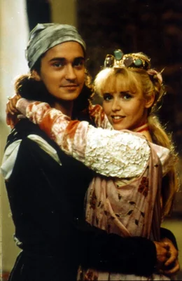 Der als Kaminkehrer verkleidete Prinz Peter (Sasa Rasilov) und die Prinzessin Blanka (Tina Ruland).